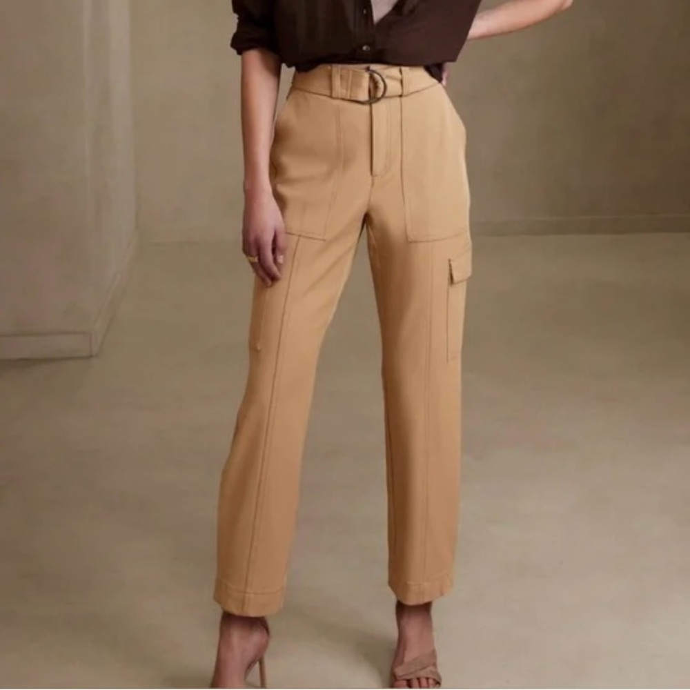 Banana Republic Women's Tapered Cargo Pants in kaki